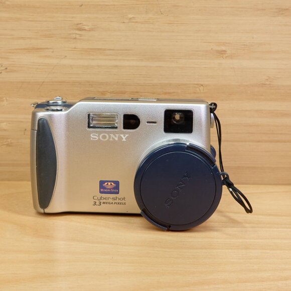 Sony Cybershot DSC-S70 3.3 MP Digital Camera, Carl Zeiss Vario-Sonnar Lens, Made - Picture 3 of 11